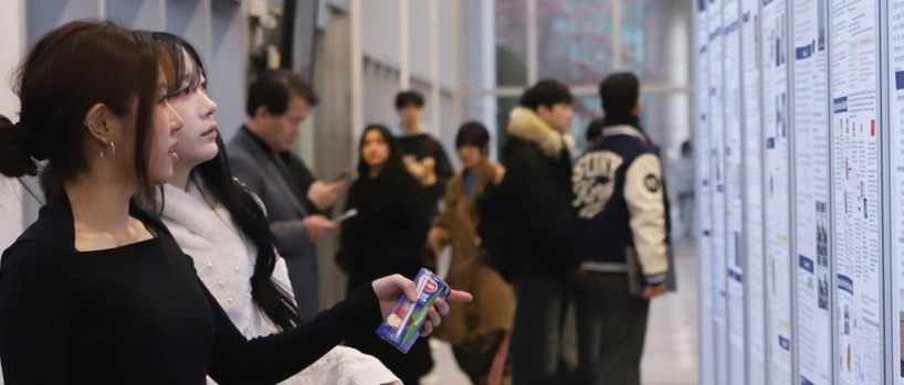 한국뉴욕주립대학교 학생들이 ‘리서치 챌린지’에서 연구 성과를 살펴보고 있다. 