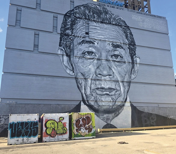 볼티모어 찰스 스트리트와 노스 애비뉴 인근에 ‘미스터 김’으로 불린 서울 떡집 창업자의 초상 벽화가 있다. 1970년대 문을 연 서울 떡집은 볼티모어 초기 한인 업소 중 하나였다. 벽화는 한인들이 이곳에서 일하며 살아온 역사를 보여주는 상징으로 남아 있다. [볼티모어대학교 인스타그램]