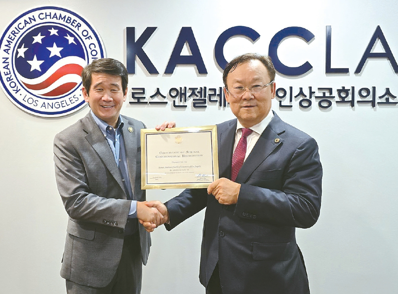 데이브 민 연방하원의원(가주 47지구·사진 왼쪽)이 지난 6일 LA한인상공회의소(회장 곽문철)를 방문해 지도부와 한인커뮤니티 소상공인들에 대한 지원 방안을 논의했다. 이 자리에서 곽 회장은 불황과 인플레이션으로 어려움을 겪는 소상공인들을 위한 연방 차원의 적극적인 관심을 요청했다. 민 의원이 곽 회장에게 연방의회 감사장을 전달하고 있다.  [LA 한인상의 제공]  