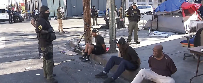 8일 LAPD, FBI 등이 스키드로에서 대규모 마약 단속을 벌여 21명을 체포했다. [KTLA 캡처]