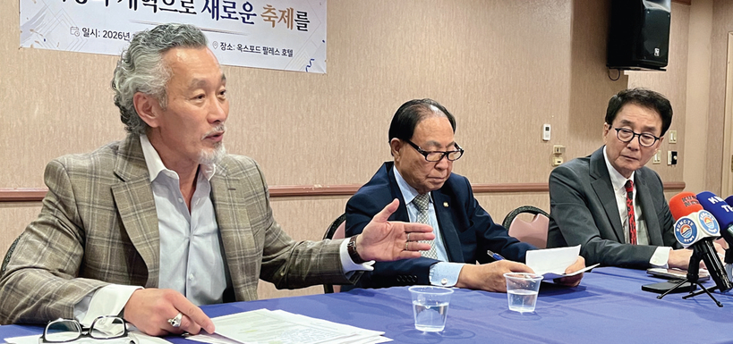 이원기 변호사가 13일 기자회견에서 가주 항소법원의 환송명령서 발부에 대해 설명하고 있다. 오른쪽부터 박윤숙, 김준배 이사, 이 변호사.