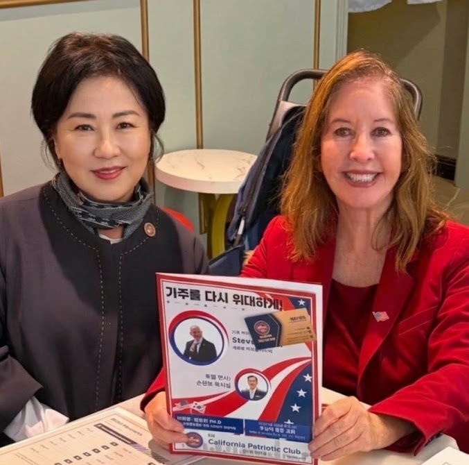 미미 송 가주 애국회 부총재(왼쪽)와 글로리아 로메로 캘리포니아 부지사 후보가 오렌지카운티에서 만나 후보 홍보물을 들고 기념촬영을 하고 있다.