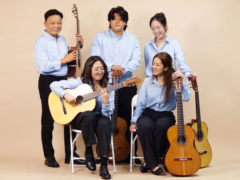17일 정기연주회를 여는 여섯줄사랑 기타 앙상블. 맨 왼쪽이 케빈 김 단장. [여섯줄사랑 기타 앙상블 제공]