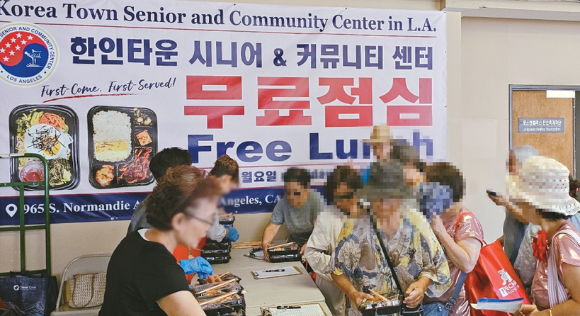 KSCC가 선착순 150명에게 제공하는 무료급식 현장에서 한인 시니어들이 도시락을 받고 있다. [KSCC 제공]