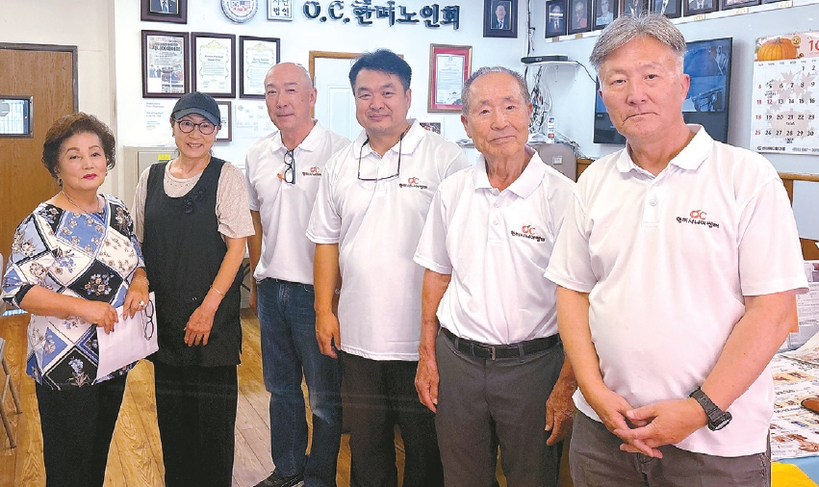 가주 한인 시니어의 날 제정 축하 행사를 준비 중인 OC한미시니어센터 관계자들이 함께 자리했다. 오른쪽에서 두 번째가 김가등 회장.