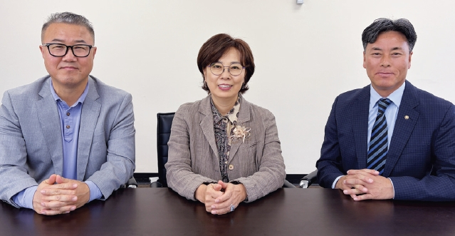 왼쪽부터 장석민 대외협력 부위원장, 조미순 통일전략부 부위원장, 소병선 상임부회장.