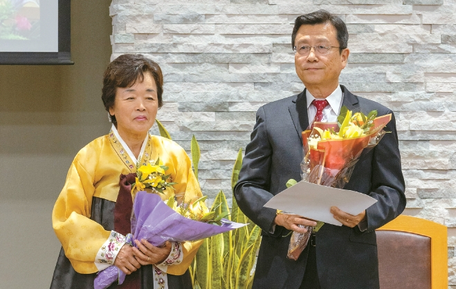 팔로마한인교회를 개척해 31년간 이끌고 지난 4일 원로목사로 추대된 서명성 목사(오른쪽)와 신앙의 여정을 함께한 부인 서경희 씨.