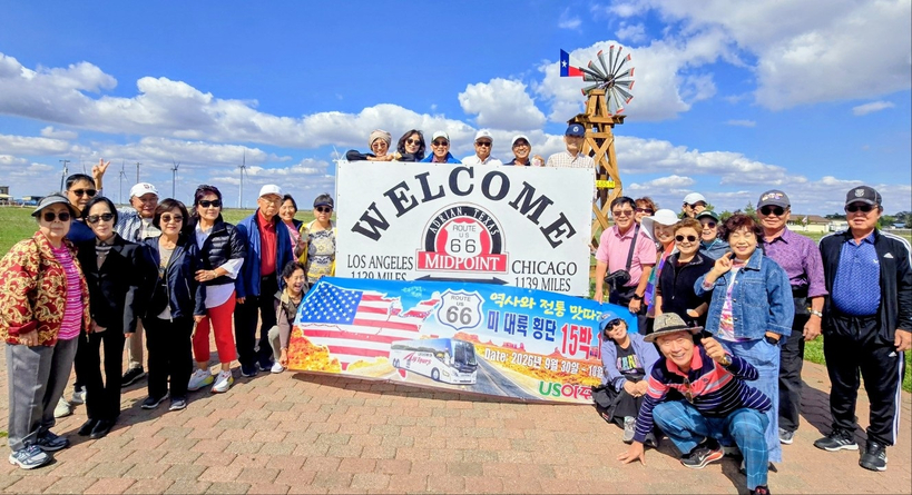 US아주투어의 미 대륙횡단 투어 참가자들이 텍사스주 애드리언의 루트 66 중간 지점에서 기념촬영을 하고 있다.