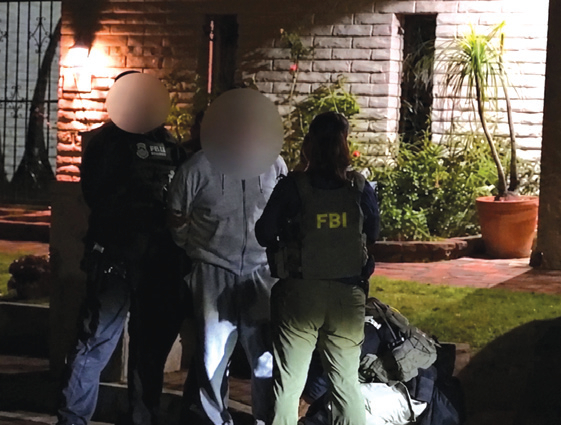 체포 작전 중인 FBI. [FBI 제공]