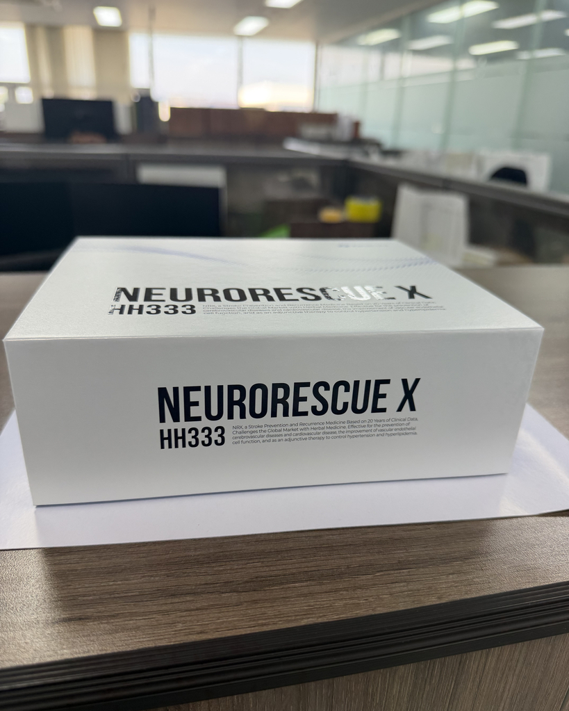 파나큐라 대표와 미국에서 판매 중인 '경희청혈단(NeuroRescue X)' 제품.