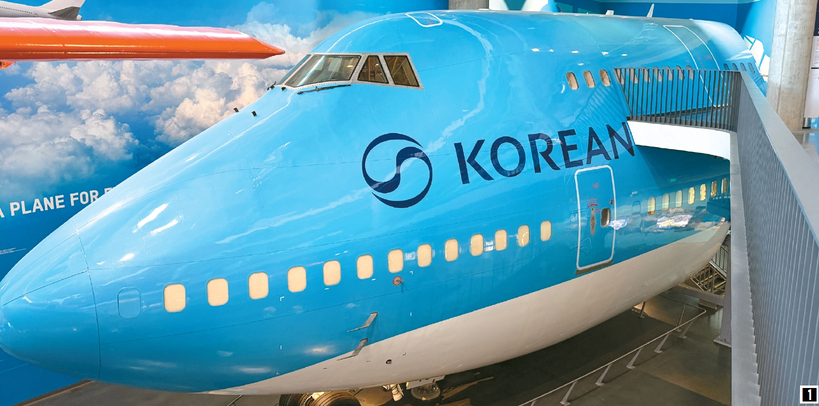 1 사무엘 오스친 항공우주센터 대한항공 항공관에 전시된 보잉 747-400 항공기 앞부분.