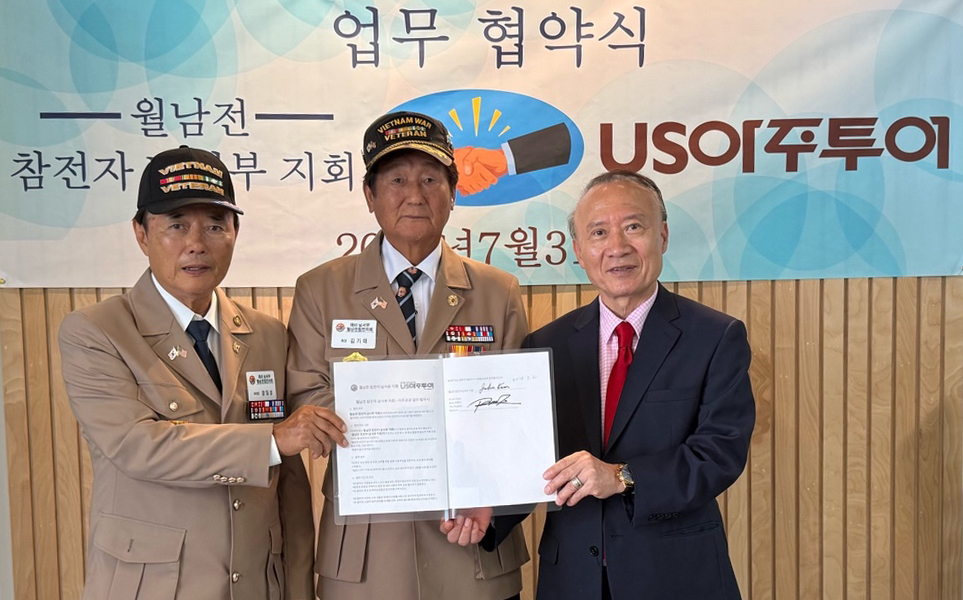 월남전참전자회 미 남서부지회 장일상(맨 왼쪽부터) 부회장, 김기태 회장이 박평식 아주관광 회장과 함께 서명을 마친 양해각서를 들고 있다. [남서부지회 제공] 
