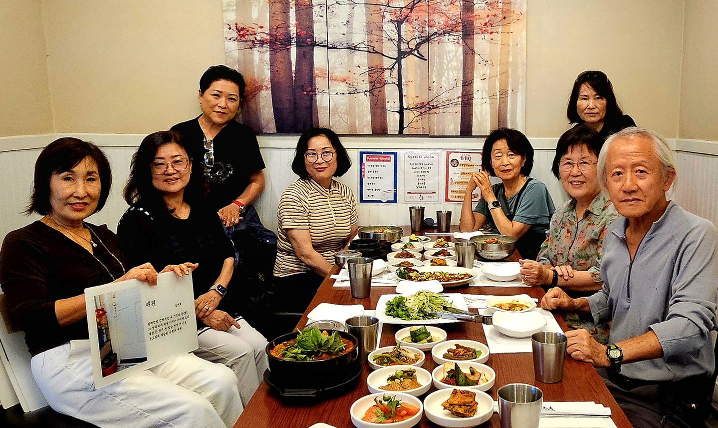 한국디카시인협회 OC지부 임원들이 창립식 준비를 위한 회의 후 함께 자리했다. 맨 왼쪽이 성민희 초대 회장. [OC지부 제공]