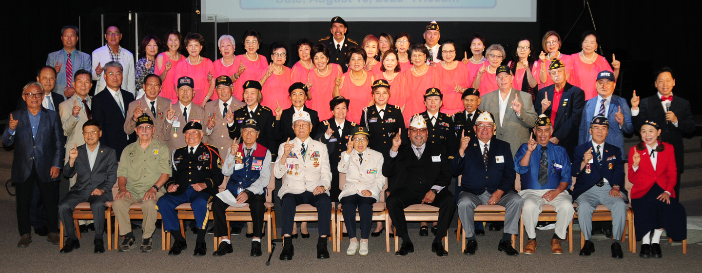 제80주년 광복절 기념식 직후, 한국군과 미군 예비역들이 모여 미 재향군인회의 구호 ‘하나가 되자(Be the One)’를 함께 외치고 있다. 앞줄 오른쪽에서 두 번째가 박굉정 미 남서부지회장, 세 사람 건너 데이비드 브람빌라 미 재향군인회 가주 지부 커맨더. [남서부지회 제공]