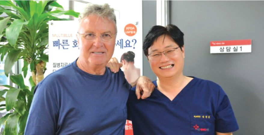 줄기세포로 연골재생에 성공한 거스 히딩크 전 한국 축구대표팀 감독과 송준섭 대표원장. [강남제이에스 병원 제공]