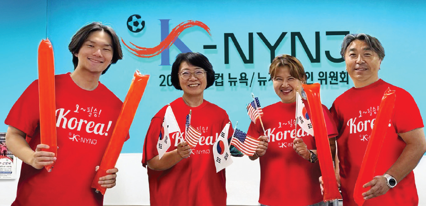 2026 월드컵 뉴욕·뉴저지 한인위원회 관계자들이 응원 도구를 들고 시범을 보여주고 있다. [K-NYNJ 한인위원회]