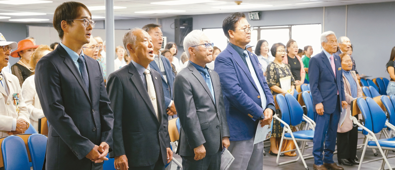 한인회가 주최한 광복절 80주년 기념행사에서 참석자들이 광복절 노래를 열창하고 있다. 사진 왼쪽부터 권민 영사, 김일진 회장, 임천빈 명예회장, 앤디박 한인회장, 복도 건너 조주호 목사.