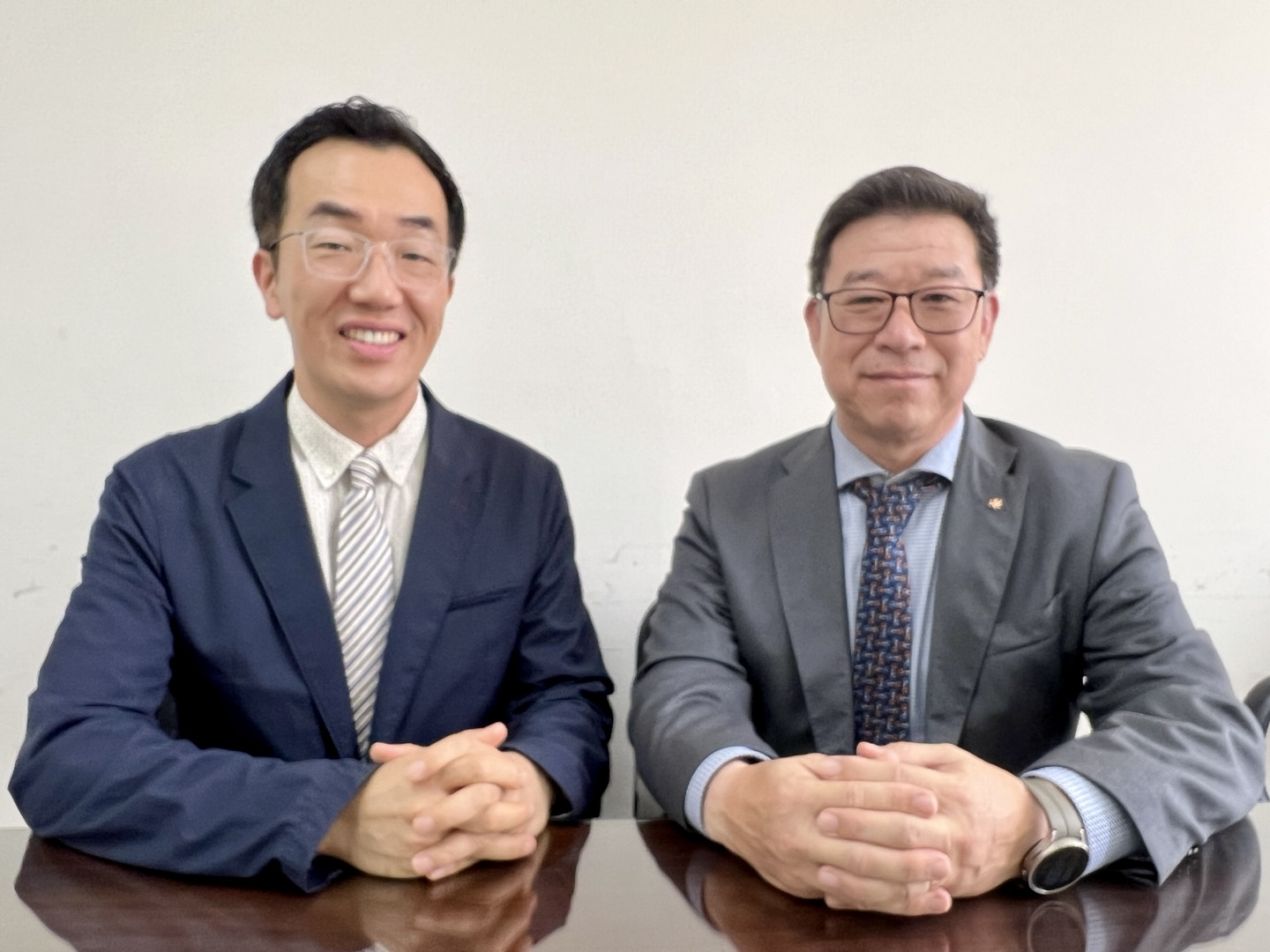동국 LA한의대 박주용(오른쪽) 총장과 이우경 교수가 부속병원 서비스 확대에 대해 설명하고 있다. 