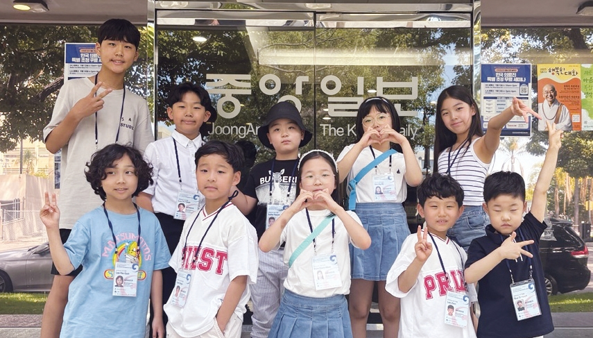 21일 본지를 찾은 한국 학생 예능 단원들. 앞줄 오른쪽부터 시계방향으로 배시훈(폴리어학원 수성 유치원), 이시온(숭의초 1), 김담우(관악초 1), 이온유(피씨에이코리아 초2), 이희건(BC컬리지잇초 3), 권민재(개일초 6), 이수현(송운초5), 손영헌(쉐퍼드 국제학교 초1), 김하리(관악초4), 남가은(잠동초4).