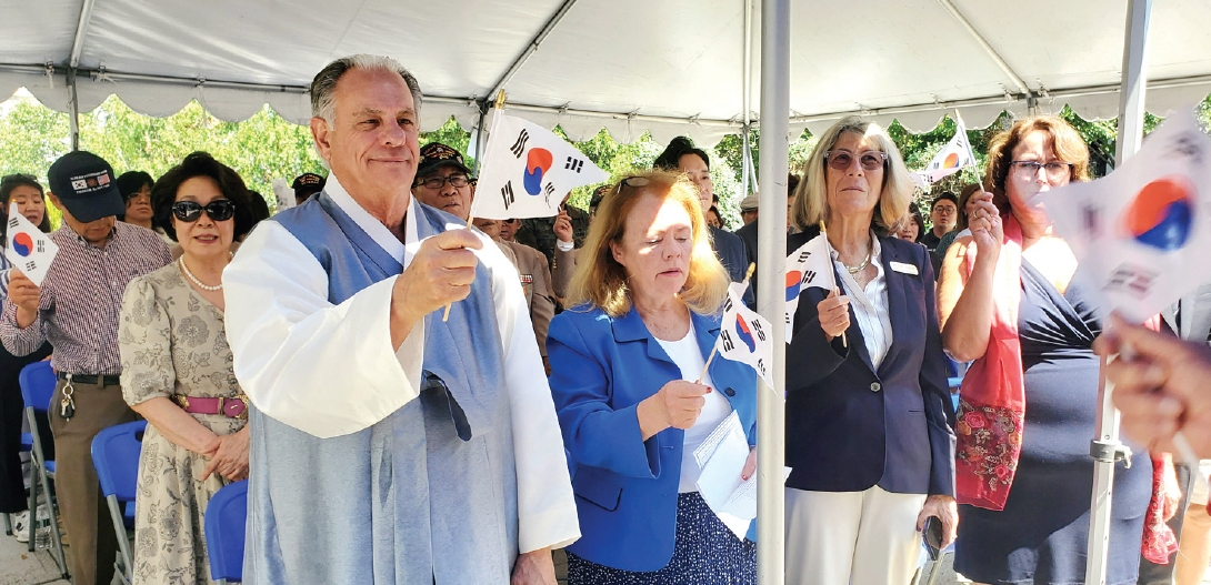 광복 80주년을 맞아 뉴저지 버겐카운티 청사 앞 광장에서 8.15 광복절 기념식이 성대하게 열렸다. 이번 행사는 뉴저지한인회와 버겐카운티가 처음으로 공동 주관했으며, 한인 동포들과 주류사회 인사들이 대거 참석해 자리를 빛냈다. 제임스 테데스코 버겐카운티장 등 참석자들이 태극기를 흔들며 광복을 축하하는 모습.  [뉴저지한인회]