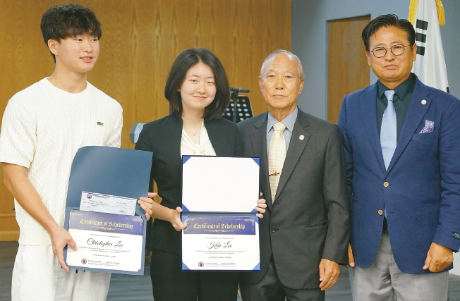 2명의 샌디에이고 지역 고교 졸업생이 '미주총연 서남부연합회'로부터 장학금을 수여받았다. 사진 왼쪽부터 크리스토퍼 이, 케이트 이, 김일진 미주총연 이사장, 앤디박 샌디에이고한인회장. 케빈 정 기자