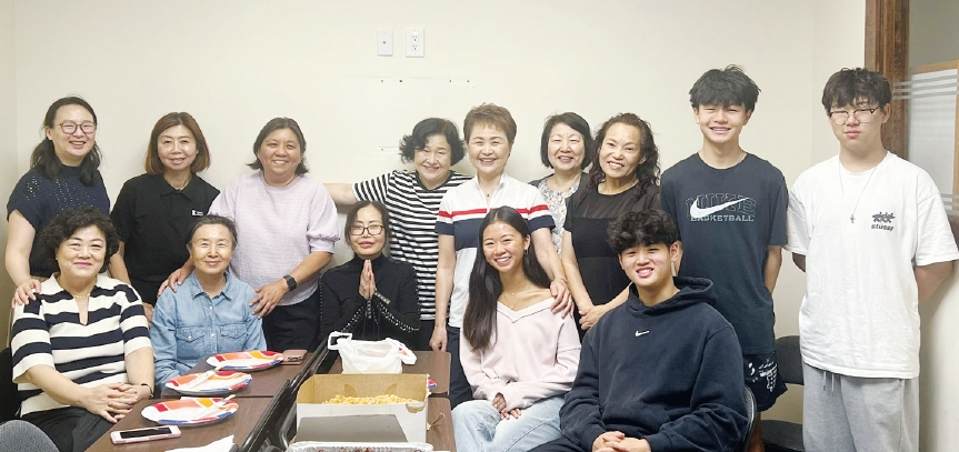뉴욕가정상담소 경제자립 프로그램은 지난 21일 퀸즈 지역에 거주하는 한인 성인 15명이 참여한 여름 영어 글쓰기 수업을 성공적으로 마무리했다. 한인 2세대 청년 인턴들과 함께한 이번 수업을 통해 참여자들은 세대간의 장벽을 넘어 에세이와 창의적 글쓰기를 통해 영어 실력 향상은 물론 자기 성찰과 치유의 시간을 가졌다.  [뉴욕가정상담소]