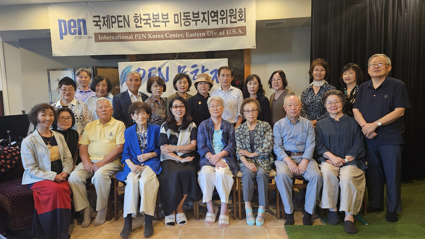 국제 펜 한국본부 미동부지역위원회는 지난 23일 여름 문학제를 열고 광복 80주년 기념시 18편을 낭송하는 시간을 가졌다. [사진 국제 펜 한국본부 미동부지역위원회] 