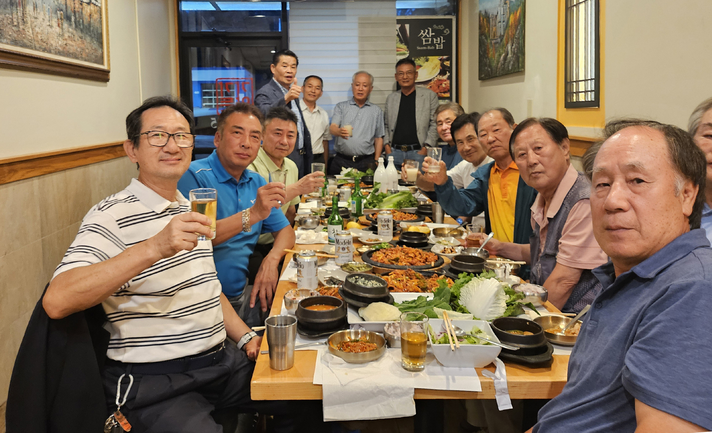 전직 뉴욕직능단체협의회 회장단 모임인 단우회는 지난달 28일 뉴저지 가야가든에서 뉴저지 거주 회원 전원과 뉴욕 회원을 합쳐 13명이 참석한 가운데 8월 월례모임을 개최했다.  [단우회]