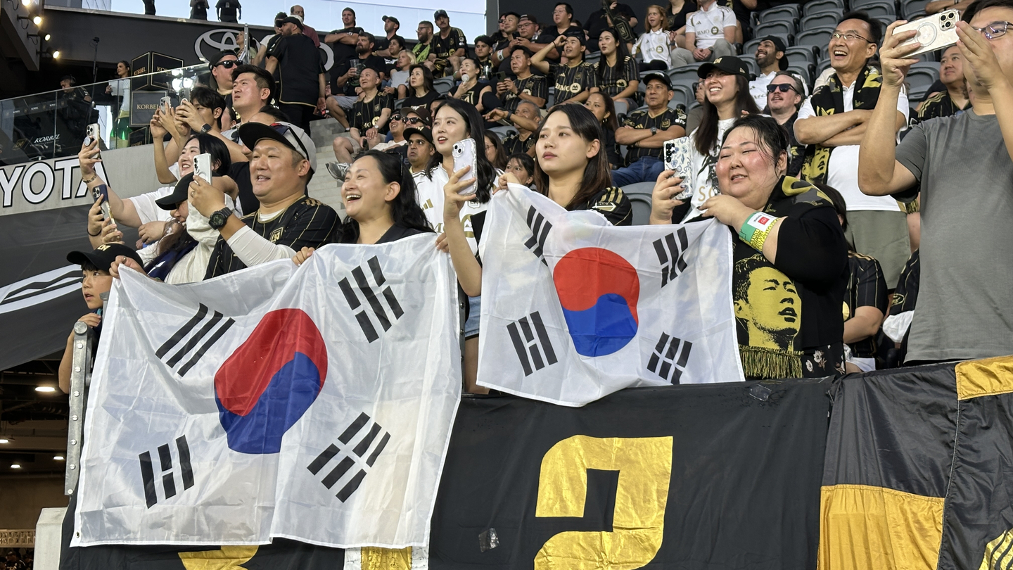 지난달 31일 BMO 스타디움을 찾은 한인들이 태극기를 들고 응원하고 있다. 김상진 기자 