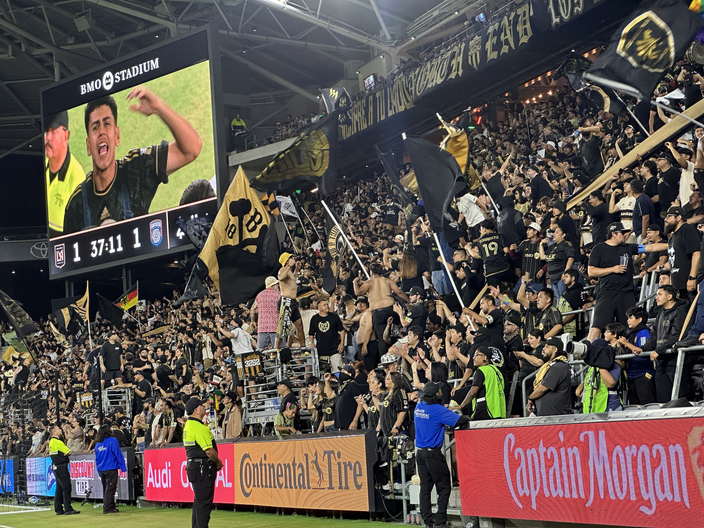 LAFC 공식 서포터 연합 ‘3252’의 함성이 경기장을 뒤흔들며 압도적인 응원 열기를 뿜어내고 있다. 전반 43분 현재 양팀은 1:1로 팽팽한 경기를 이어가고 있다.