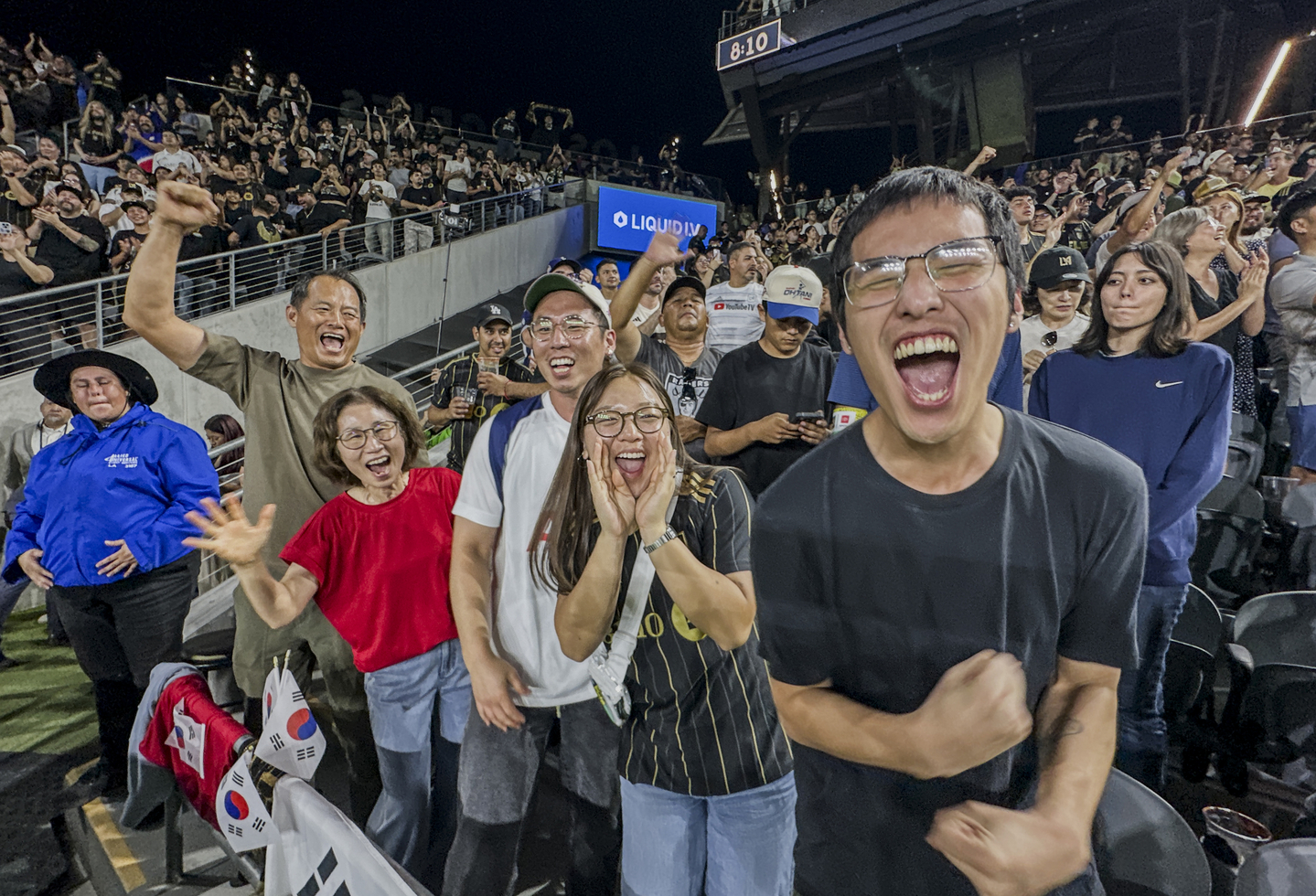 LAFC의 첫 골이 터지자 환호하는 관중들. 김상진 기자