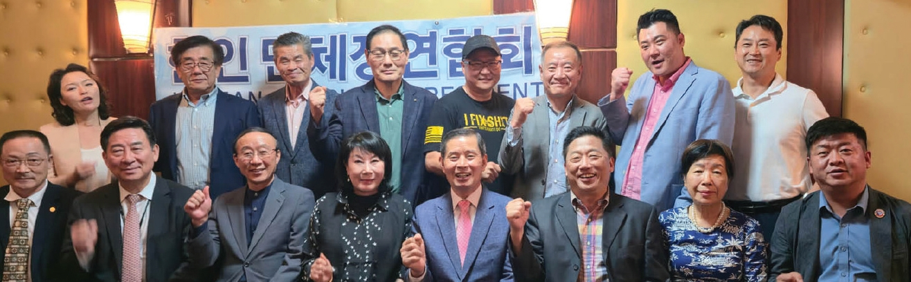 한인단체장연합회가 지난달 21일 퀸즈 베이사이드에 위치한 거성 식당에서 정기 모임을 가졌다. 곽호수 회장(앞줄 오른쪽 네 번째)은 “트라이스테이트 단체장연합회가 본격적인 활동을 시작한 만큼, 앞으로 단체장연합회는 한인사회의 크고 작은 일에 앞장서서 솔선수범 할 것”이라고 강조했다.  [한인단체장연합회]