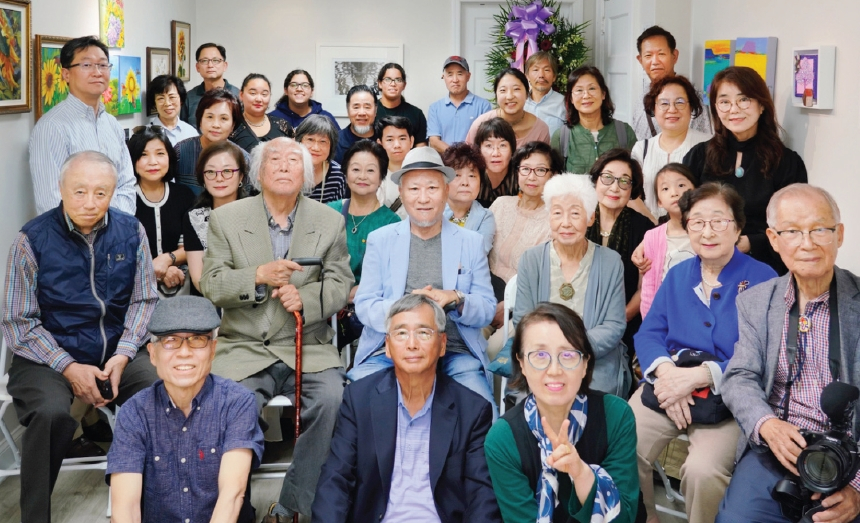 한미현대예술협회(회장 김정식)는 지난달 30일 뉴저지 민권센터 내 MK스페이스에서 초대전 ‘함께하는 자리’ 리셉션을 열었다. 이번 전시는 한인 노숙인을 섬기는 비영리단체 ‘사랑의 집’을 후원하기 위해 마련됐으며, 오는 9월 14일까지 이어진다. 출품작들은 모두 12인치x12인치 이하의 아담한 소품으로, 500달러 이내의 합리적인 가격에 판매돼 누구나 부담 없이 작품을 소장하며 나눔에 동참할 수 있도록 했다.  [한미현대예술협회]