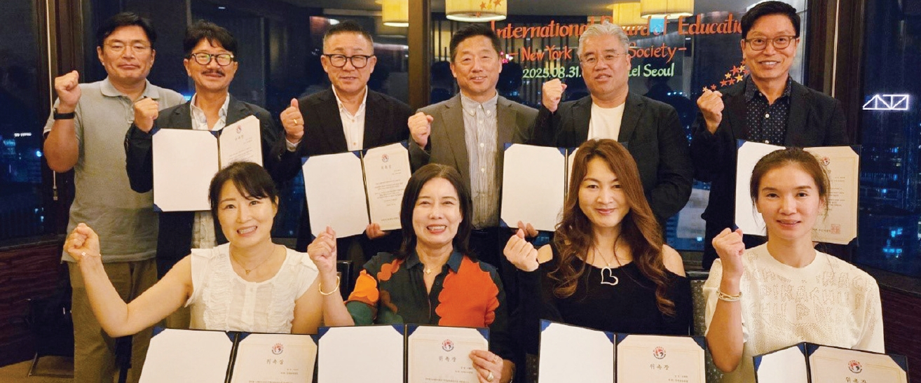 이명석 뉴욕한인회장이 지난달 30일 서울 소공동 롯데호텔에서 국제교육위원회 발족식을 갖고 위원 10명에게 위촉장을 전달했다. 뉴욕한인회는 산하기구로 한국에서 국제교육위원회를 발족시켜 한국과 뉴욕을 연계한 교육프로그램 추진 등 본격적인 활동을 전개할 방침이다.  [뉴욕한인회]
