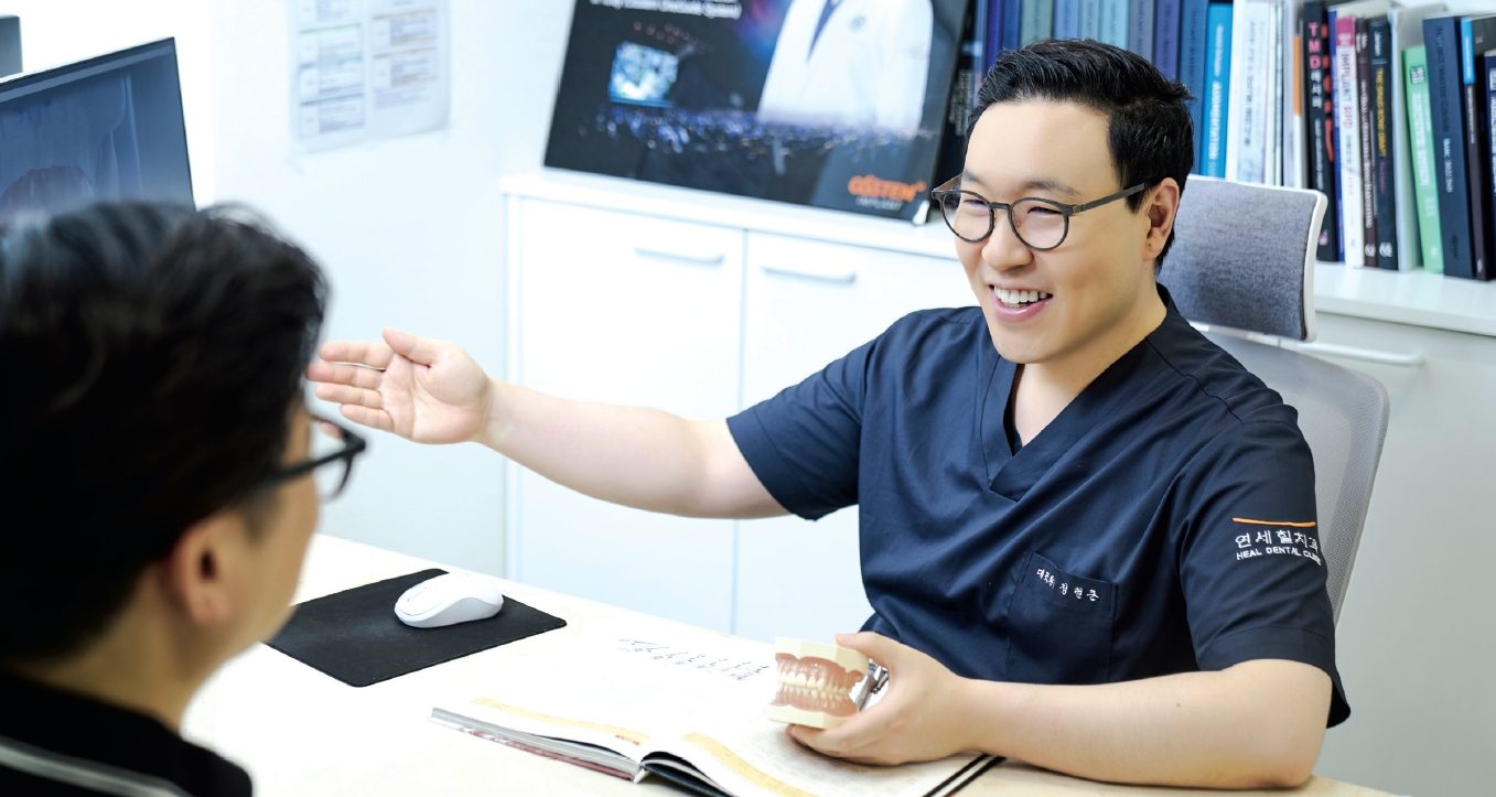 연세힐치과 정현준 대표원장이 환자와 맞춤형 상담을 하고 있다. [연세힐치과 제공]