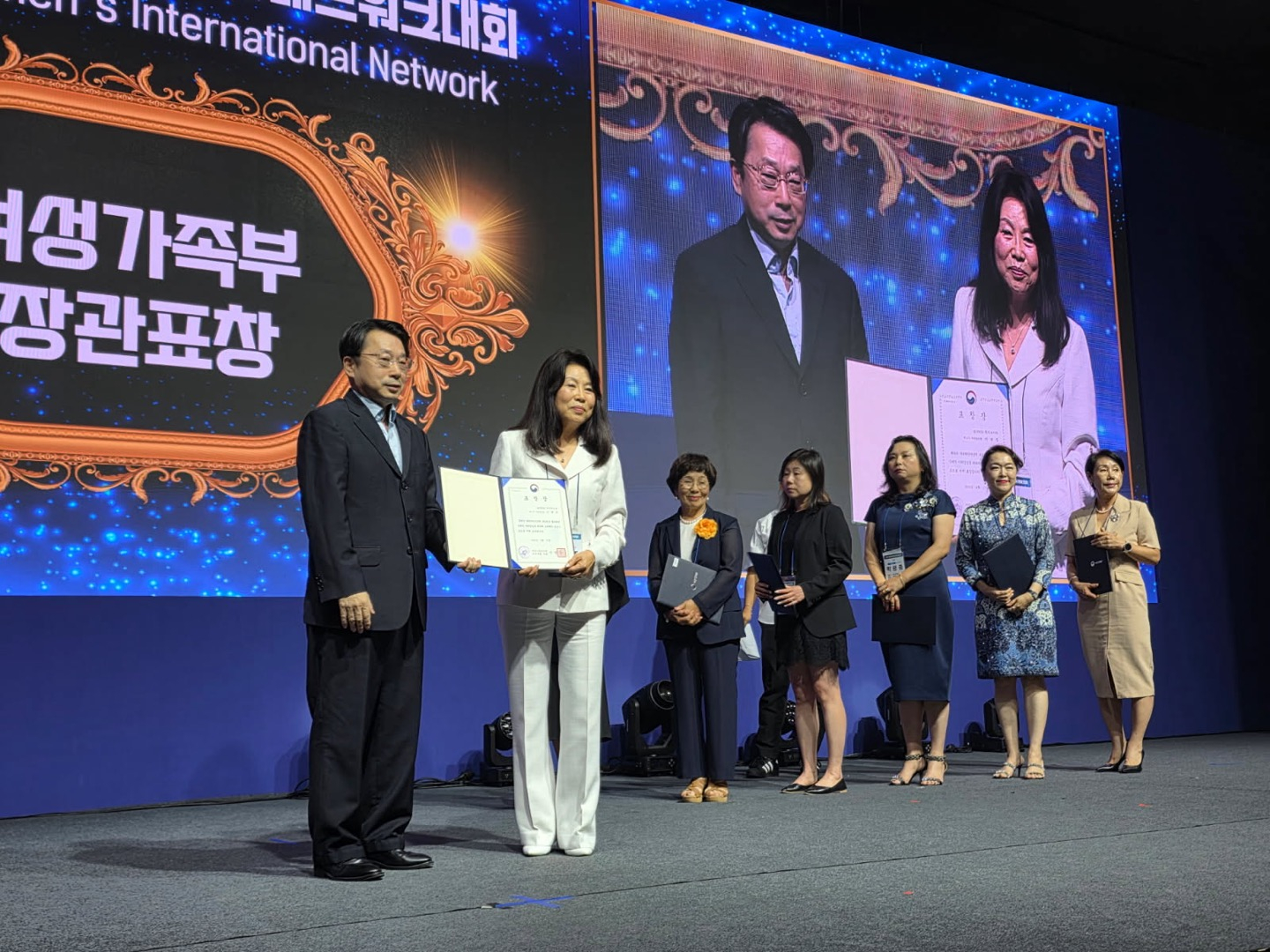 이계주씨(오른쪽)가 여가부 장관 표창을 받고 있다. [이계주씨 제공]