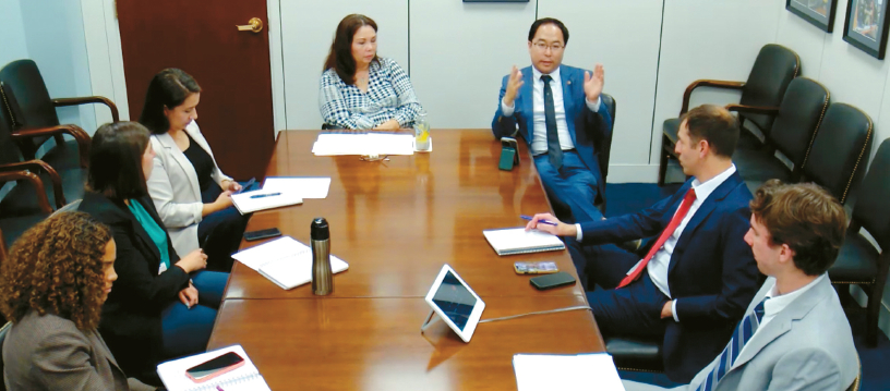 태미 덕워스(가운데 왼쪽), 앤디 김(가운데 오른쪽) 상원의원이 3일 본지와 화상 인터뷰를 진행한 가운데, 김 의원이 질의에 답변 중이다.