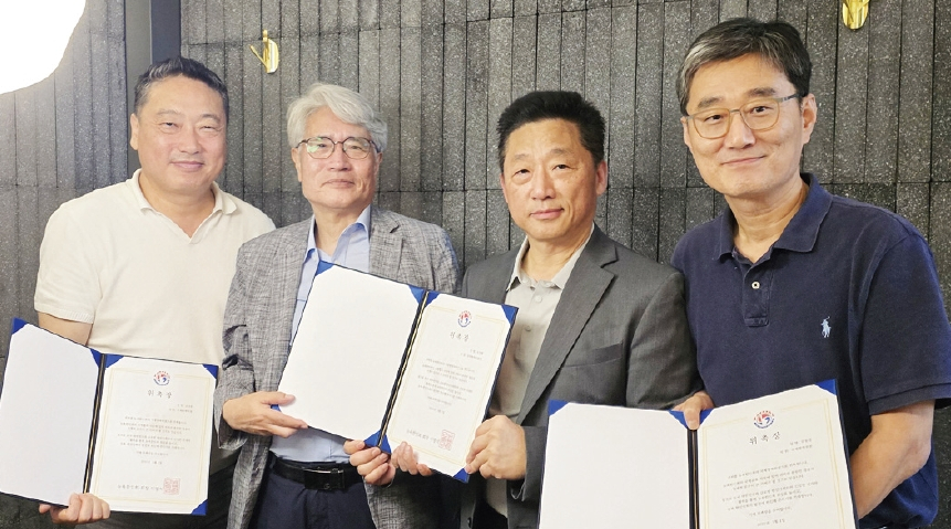 뉴욕한인회(회장 이명석)가 한국 정부 및 국회와의 교류 확대를 위해 국제협력위원회를 발족했다. 초대 위원장에는 오영훈(왼쪽 두 번째) 전 재외동포재단 기획이사가 위촉됐으며, 김경훈(왼쪽) 한국뷰티관광협회 이사장과 김동열(오른쪽) GEM 대표이사가 위원으로 참여한다. 한편 국제교육위원회는 발족 후 2일 서울 광진구에 위치한 라 파밀리아 식당에서 김성곤 전 재외동포재단 이사장과 오찬 모임을 가졌다.  [뉴욕한인회]