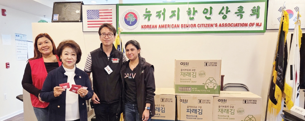 푸드바자 페어뷰지점(지점장 브라이언 오)은 직원들과 함께 뉴저지한인상록회를 방문하여 후원물품을 전달했다. 이번 후원물품들은 오는 10일(수) 열리는 ‘제21회 늘푸른농장 추석맞이 경로대잔치’의 경품선물로 제공될 예정이다.  [뉴저지한인상록회]
