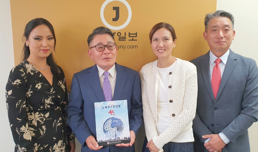 ‘퀸즈 한인회 45년사’ 책자 홍보차 본사를 방문한 지나 아길라 SNS부회장, 이현탁 회장, 정윤희 차세대부회장, 션 김 수석부회장(왼쪽부터).