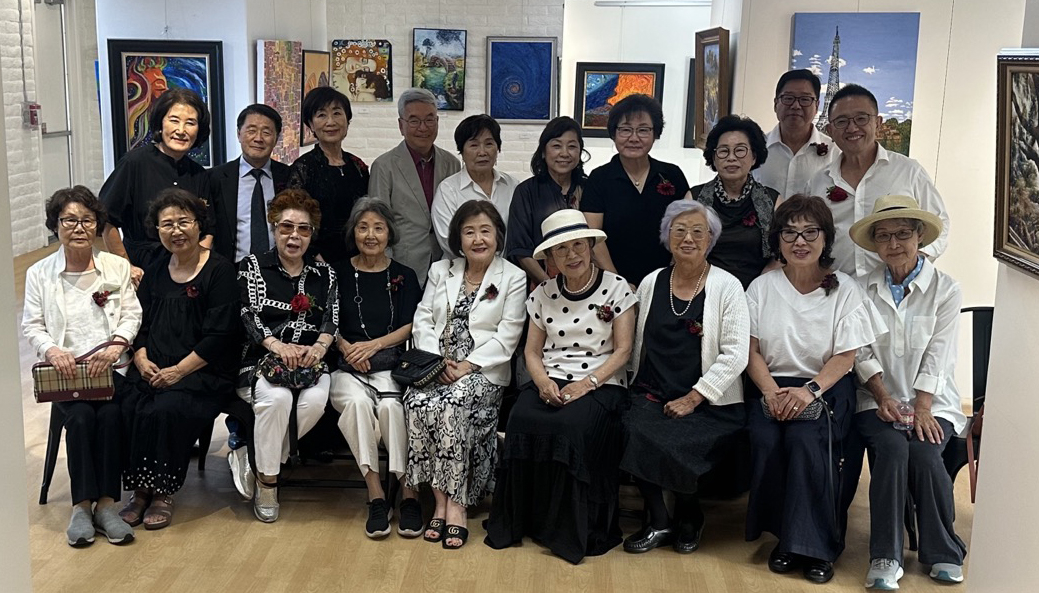지난 6일 메리 팩선 갤러리에서 열린 작품 전시회 리셉션에 참석한 프렌즈파인아트 회원들이 한자리에 모였다. [프렌즈파인아트 제공]  