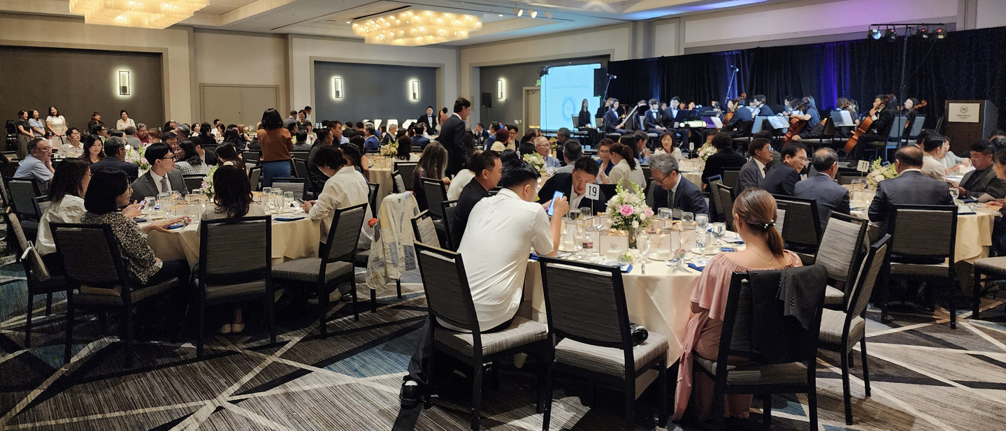 한미특수교육센터 창립 25주년 갈라 행사 참석자들이 담소를 나누고 있다. [센터 제공]