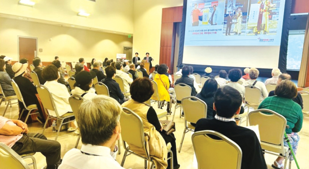 지난 5월 LA를 찾은 송준섭 원장이 줄기세포를 활용한 연골재상 시술을 설명하고 있다. [강남제이에스병원 제공]