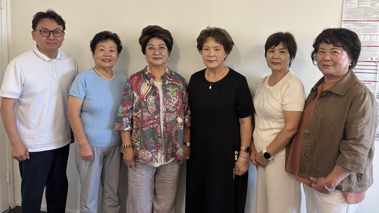 창단 30주년을 맞아 오는 27일 연주회를 개최하는 아리랑 합창단 임원들. 왼쪽부터 차례로 김정민 지휘자, 김영순 부단장, 김경자 단장, 심라윤 부단장, 박자온 악보부장, 최혜숙 봉사부장.