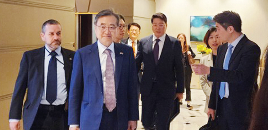 이민 당국에 체포 및 구금된 한인 300여명의 조속한 석방 및 귀국을 위해 방미 중인 조현 외교부 장관이 10일 마코 루비오 국무장관을 만나기 위해 워싱턴DC 숙소를 나서는 모습. [연합뉴스]