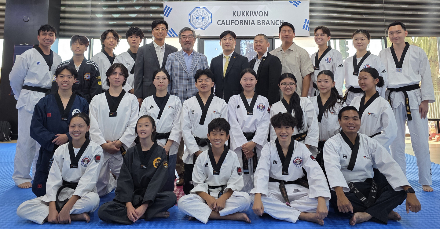 국기원 캘리포니아 지부가 오는 11월 태권도 시범단을 창단한다. 시범단 구성을 위한 1차 오디션 참가자들이 신용섭(맨 뒷줄 왼쪽에서 여섯 번째) 지부장을 비롯한 가주 지부 관계자들과 함께 자리했다. [가주 지부 제공]
