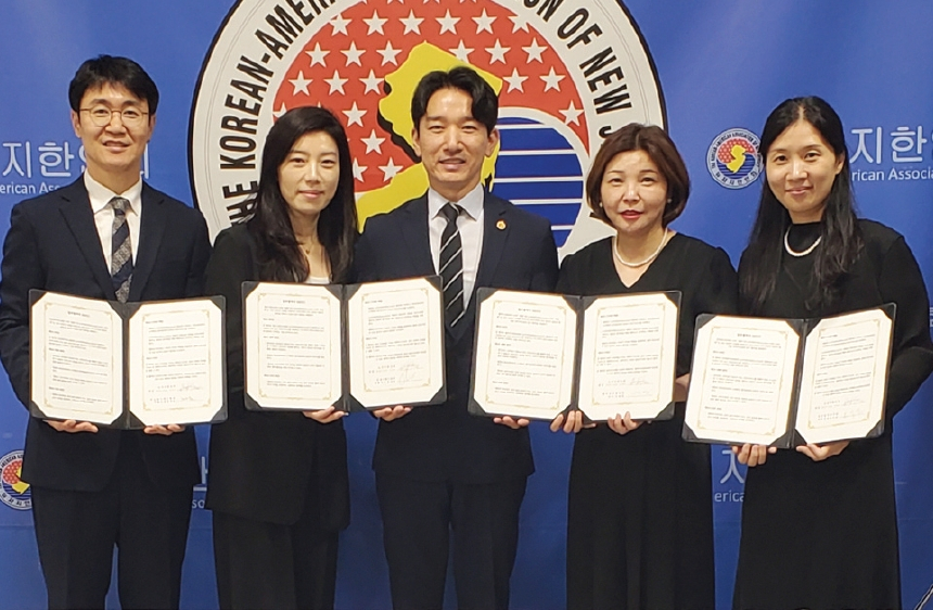 뉴저지한인회가 지난 10일 서울의 분야별 대표병원인 강남제이에스병원, 연세힐치과, 강남그랜드안과, 엘리트성형외과와 우호 교류 협약을 체결했다. 이대우 뉴욕한인회장(가운데)은 “훌륭한 의료진들과 협력하게 돼 매우 기쁘고, 앞으로 동포들이 좋은 의료 혜택을 누릴 수 있도록 뉴저지한인회가 적극적으로 움직이겠다”고 밝혔다.  [뉴저지한인회]