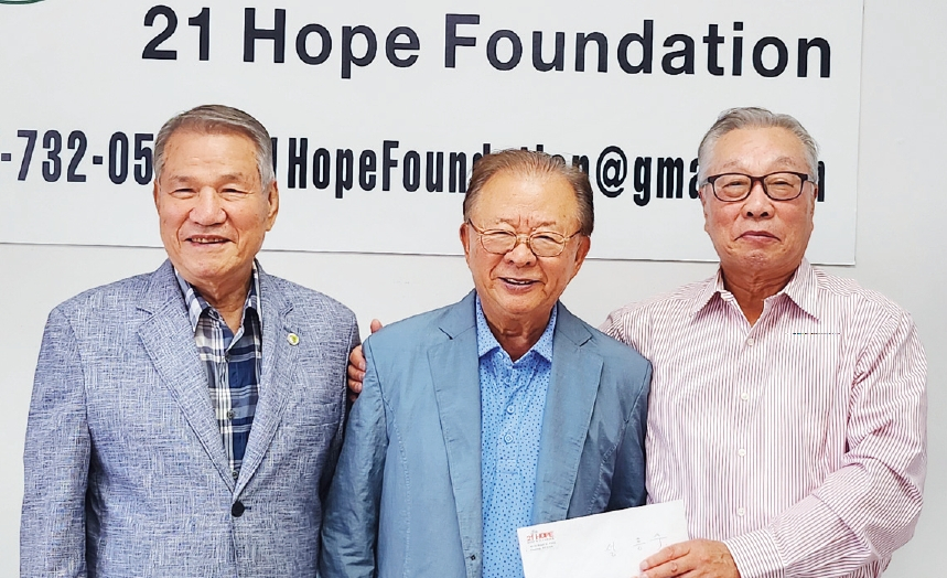 설홍수 박사(설홍수 신경내과)는 최근 21희망재단 사무실을 방문해 불우이웃돕기 후원금 2000달러를 전달했다. 설 박사는 “생활에 어려움을 겪는 이웃을 위해 늘 따뜻한 손길을 내미는 21희망재단의 활동에 감사드린다”며 격려의 뜻을 전했다. 왼쪽부터 21희망재단 변종덕 설립자, 설홍수 박사, 김준택 이사장.  [21희망재단]