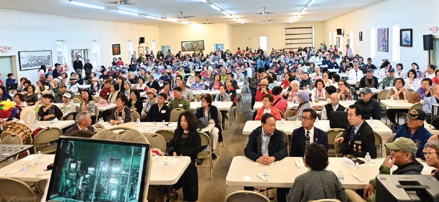 늘푸른 농장(대표 김종일 장로) 주최, 뉴저지 한인상록회(차영자 회장)와 한미문화원(주옥근 원장) 공동주관으로 열린 제21회 추석맞이 경로대잔치가 1200여 한인 어르신이 참석한 가운데 성황리에 개최됐다. 행사는 개회식과 축사, 점심 나눔, 공연과 노래자랑 등 다채로운 순서로 진행됐다. 참석자 전원에게는 포도, 배즙, 검은콩 등 풍성한 선물이 증정돼 즐거움을 더했다.  [뉴저지 한인상록회]