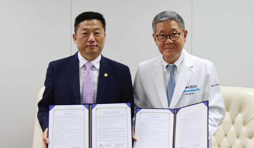 뉴욕한인회(회장 이명석·왼쪽)가 난임전문병원인 차병원의 ‘차 여성의학연구소’(원장 윤태기·오른쪽)와 지난 10일 서울역 인근 연구소에서 업무 협약식을 가졌다. 차병원은 첨단 난임 연구시설과 바이오 뱅크를 갖춘 한국 최대 규모의 난임 전문 의료기관으로, 윤 원장은 “차병원의 난임관련 병원비가 미국보다 최소 절반에서 70%까지 저렴하다”고 밝혔다.  [뉴욕한인회]